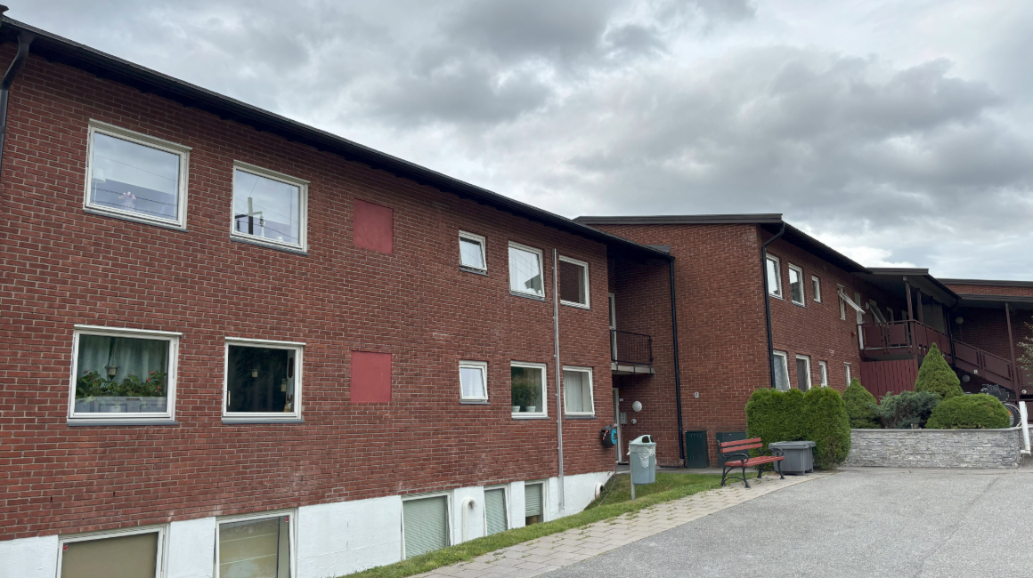 LUND har hjulpet de med blant annet fasadevask av tegl, maling av mur, maling av rekkverk, maling av postkassestativet og maling av et inngangsparti